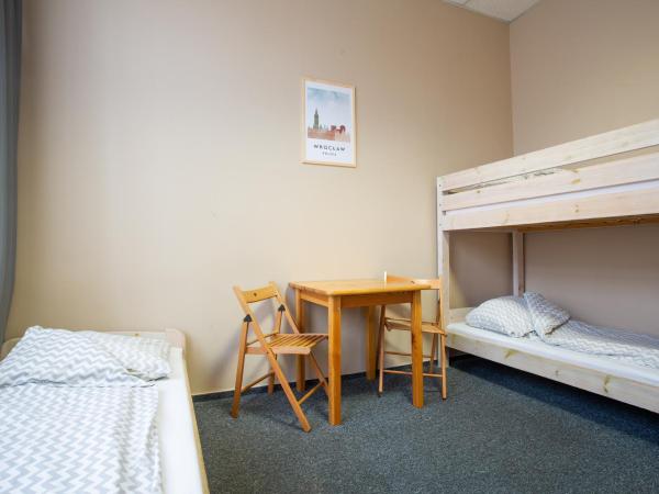 Moon Hostel Wrocław : photo 5 de la chambre chambre triple avec salle de bains privative