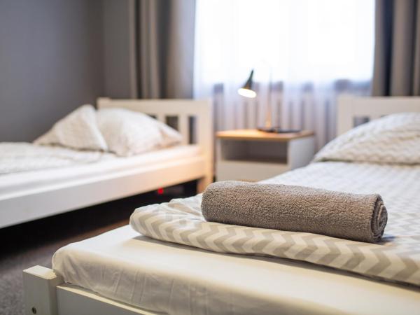 Moon Hostel Wrocław : photo 1 de la chambre chambre lits jumeaux avec salle de bains privative