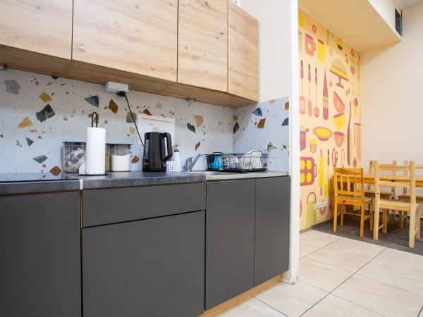 Moon Hostel Wrocław : photo 9 de la chambre chambre lits jumeaux avec salle de bains commune