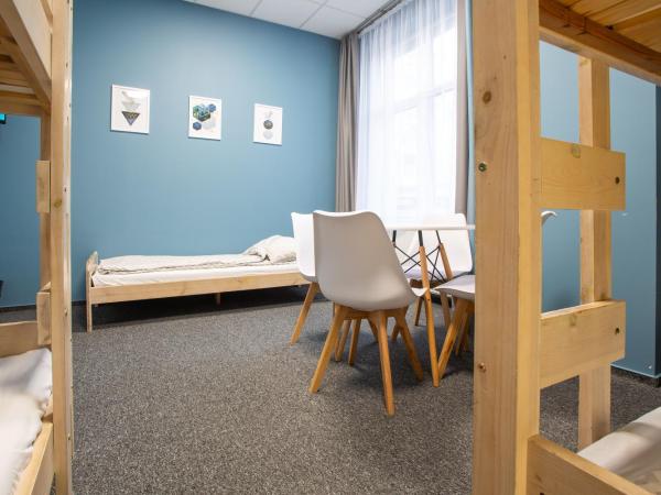 Moon Hostel Wrocław : photo 3 de la chambre chambre quintuple avec salle de bains commune