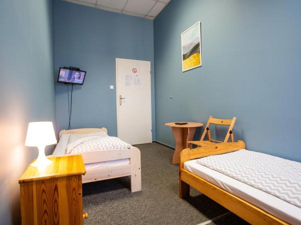 Moon Hostel Wrocław : photo 6 de la chambre chambre lits jumeaux avec salle de bains commune