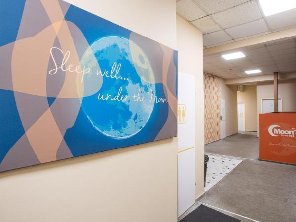 Moon Hostel Wrocław : photo 1 de la chambre chambre lits jumeaux avec salle de bains commune