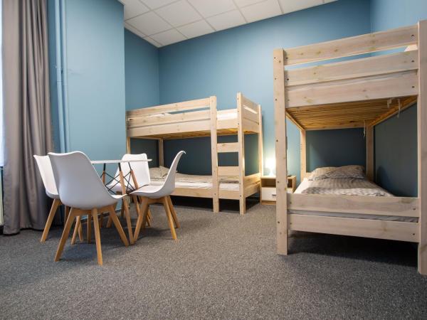 Moon Hostel Wrocław : photo 3 de la chambre chambre quadruple avec salle de bains privative