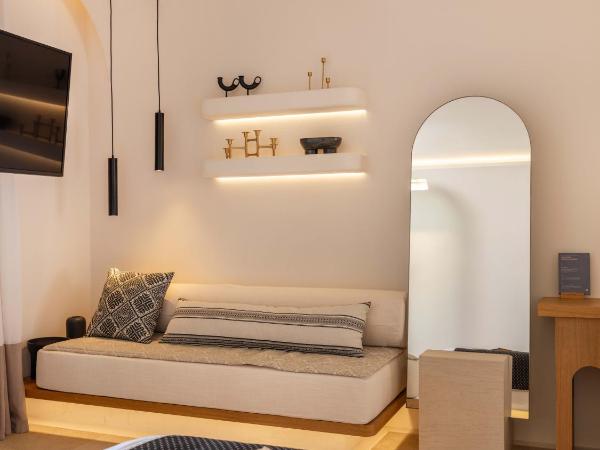 Santo Mine Oia Suites : photo 10 de la chambre suite junior troglodyte avec piscine - vue sur mer et coucher de soleil