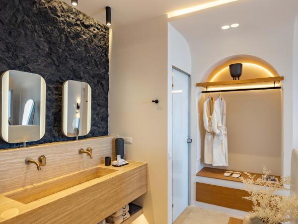 Santo Mine Oia Suites : photo 5 de la chambre suite junior troglodyte avec piscine - vue sur mer et coucher de soleil