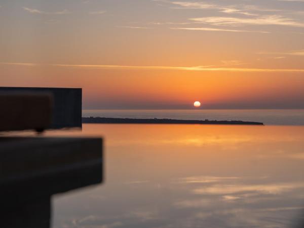 Santo Mine Oia Suites : photo 5 de la chambre suite junior lune de miel avec piscine - vue sur coucher de soleil et sur mer