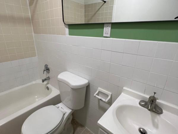 East Harlem Hostel : photo 3 de la chambre chambre lit queen-size avec salle de bains commune 