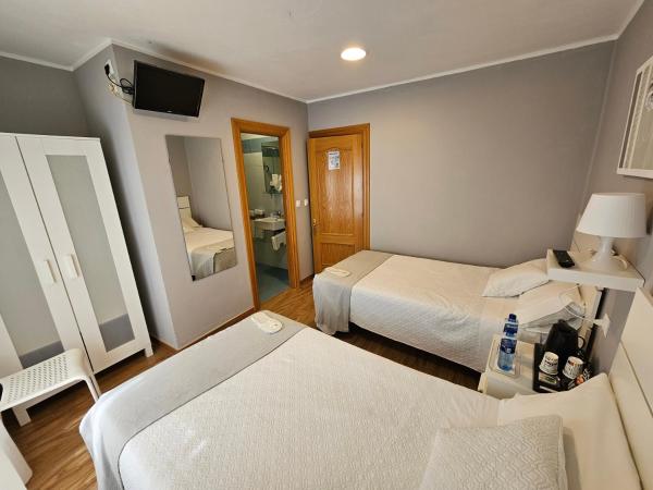 Hostal Fidalgo : photo 2 de la chambre chambre lits jumeaux avec salle de bains