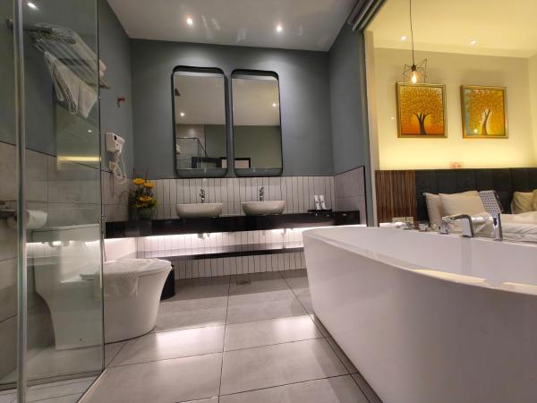 Asiatic Hotel : photo 9 de la chambre chambre lit king-size avec baignoire spa