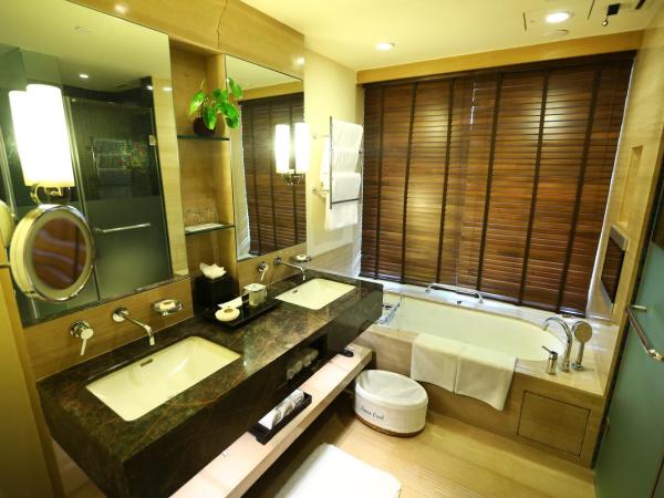 ITC Gardenia, a Luxury Collection Hotel, Bengaluru : photo 10 de la chambre itc one, club level, guest room, 1 king, pool view, balcony