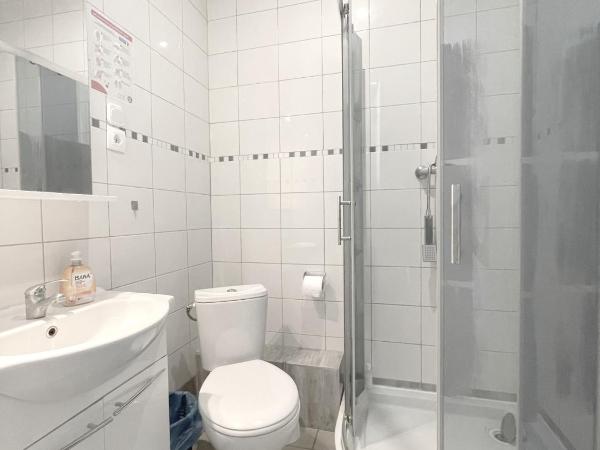 Keja Rooms II - Pokoje Noclegi w Centrum Gdyni : photo 8 de la chambre chambre double avec salle de bains commune