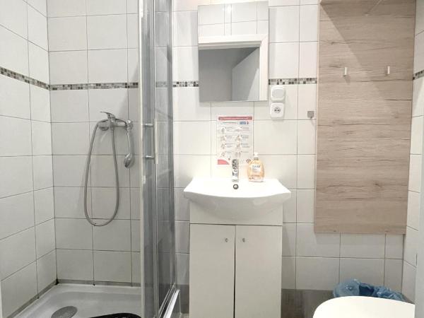 Keja Rooms II - Pokoje Noclegi w Centrum Gdyni : photo 10 de la chambre chambre double avec salle de bains commune