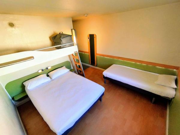 Ibis Budget Toulon Centre : photo 3 de la chambre chambre familiale avec 1 lit double et 2 lits simples