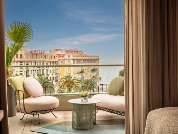 Anantara Plaza Nice Hotel - A Leading Hotel of the World : photo 1 de la chambre hébergement premium avec terrasse - vue panoramique sur mer 