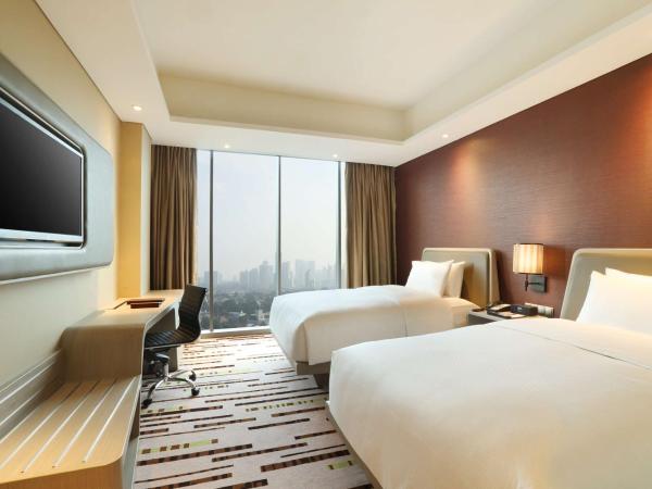 DoubleTree by Hilton Jakarta - Diponegoro : photo 1 de la chambre chambre lits jumeaux exécutive - accès au salon