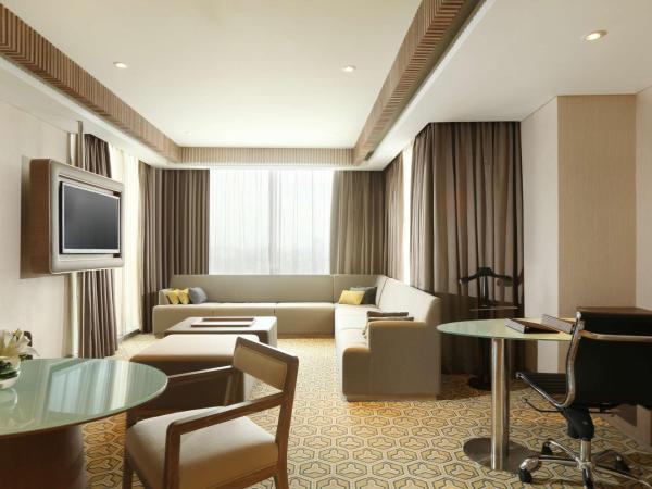 DoubleTree by Hilton Jakarta - Diponegoro : photo 4 de la chambre suite supérieure lit king-size