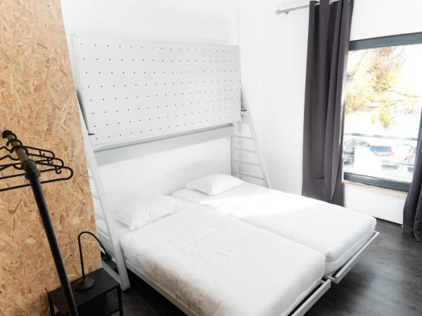 HI Parque das Nações - Pousada de Juventude : photo 1 de la chambre chambre double avec salle de bains privative