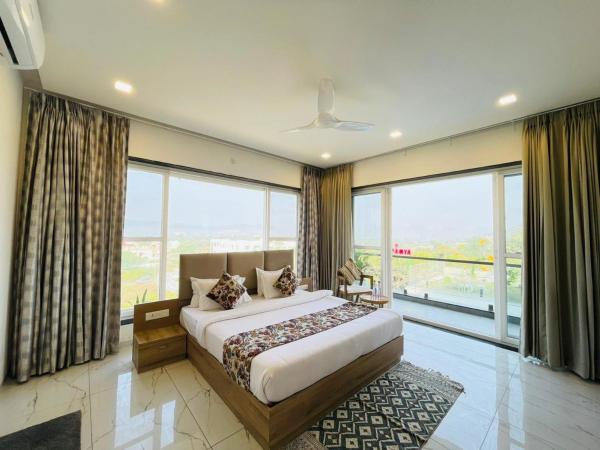 SURAMYA-A Luxury Boutique Hotel : photo 4 de la chambre chambre lit king-size avec balcon