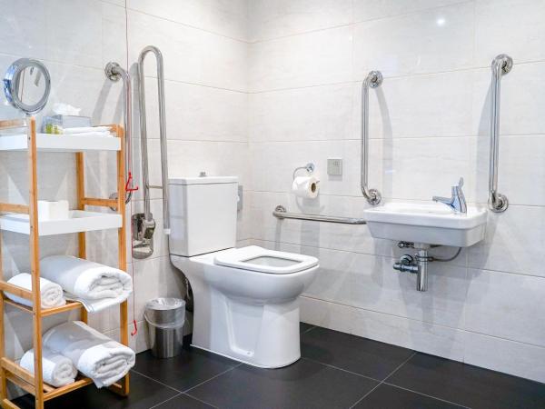 DoubleTree by Hilton Hotel & Spa Liverpool : photo 3 de la chambre chambre lit king-size - accessible aux personnes à mobilité réduite