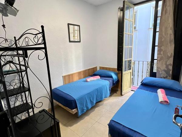 Hostal Milan : photo 4 de la chambre chambre double ou lits jumeaux avec salle de bains commune