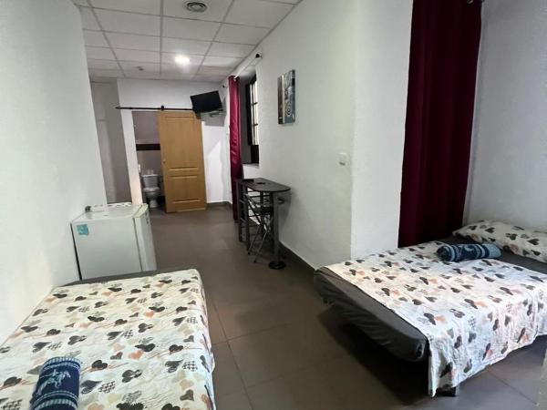 Hostal Milan : photo 4 de la chambre chambre triple avec salle de bains privative