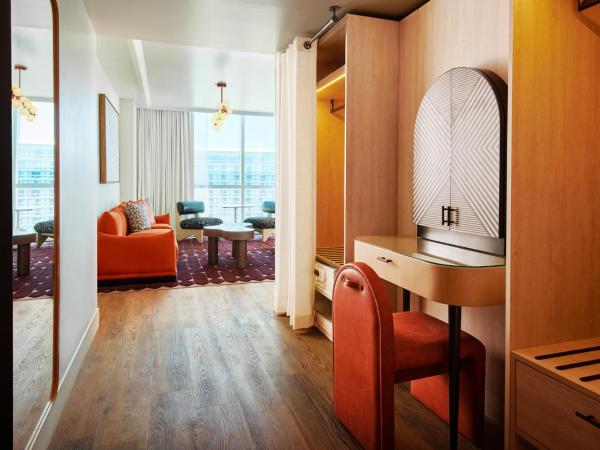 Virgin Hotels Las Vegas, Curio Collection by Hilton : photo 3 de la chambre ruby chamber king suite