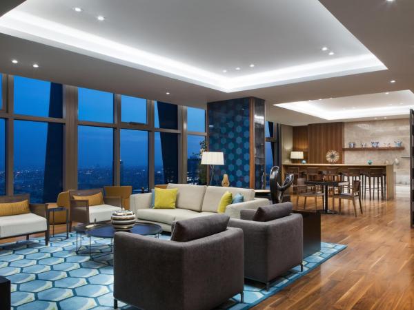 Istanbul Marriott Hotel Sisli : photo 2 de la chambre chambre lit king-size exécutive avec accès au salon - vue sur ville