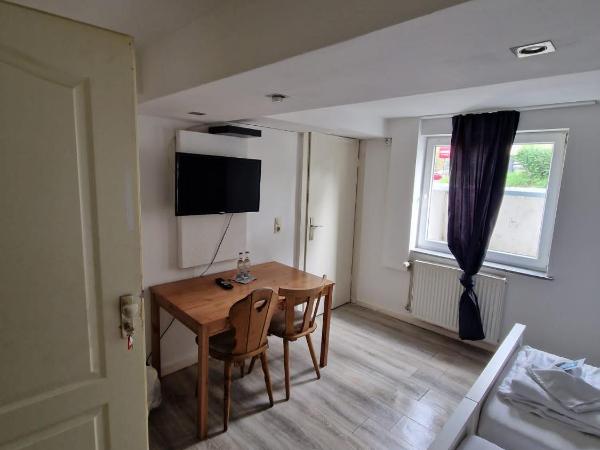 GZ Hostel Bonn : photo 7 de la chambre chambre double avec salle de bains commune - sous-sol