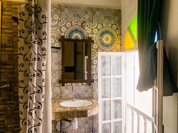 Essaouira Youth Hostel & Social Travel : photo 7 de la chambre chambre double avec salle de bains privative