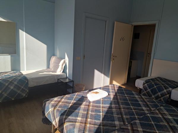 Hotel Kennedy : photo 1 de la chambre chambre quadruple avec salle de bains commune