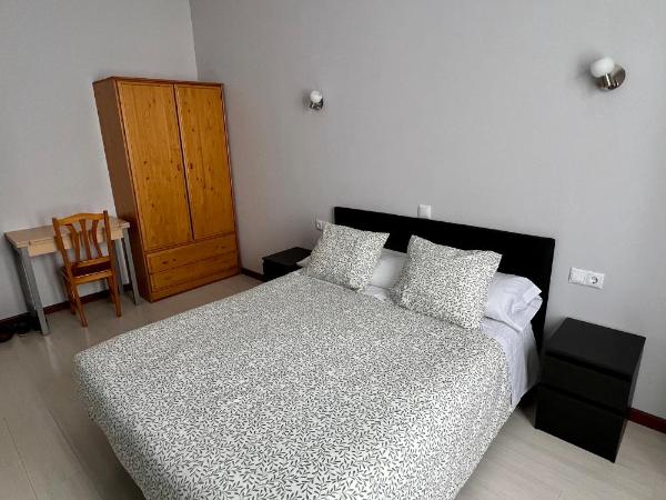 Hostal Conde De Alba : photo 2 de la chambre chambre double avec salle de bains commune