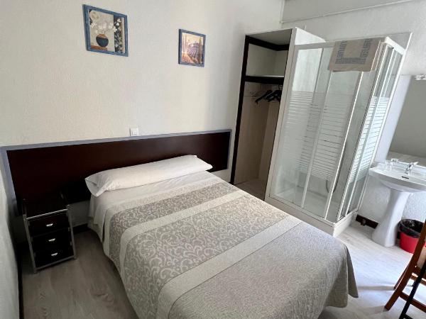 Hostal Conde De Alba : photo 4 de la chambre chambre simple avec salle de bains commune