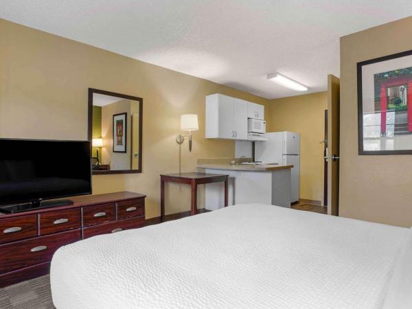 Extended Stay America Suites - Houston - Med Ctr - Greenway Plaza : photo 3 de la chambre studio avec 1 lit queen-size - accessible aux personnes à mobilité réduite - non-fumeurs