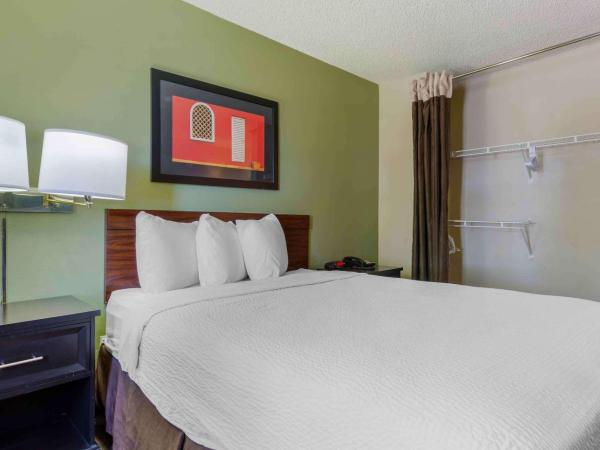 Extended Stay America Suites - Phoenix - Airport : photo 1 de la chambre studio avec 1 lit queen-size - accessible aux personnes à mobilité réduite - non-fumeurs