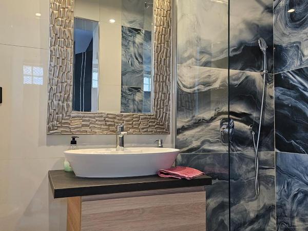 Allegra House : photo 8 de la chambre chambre double avec salle de bains privative