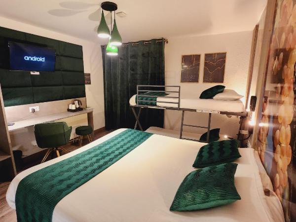 Cit'Hotel Le Cheval Blanc Cognac Centre : photo 5 de la chambre chambre quadruple avec 1 lit double et 2 lits simples