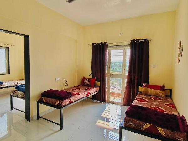 The Peacewood's Homes - Pune's Comfort - Hostel & PG : photo 2 de la chambre chambre lits jumeaux avec balcon