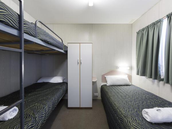 Alivio Tourist Park Canberra : photo 5 de la chambre grevillea cabin (2 bedroom)