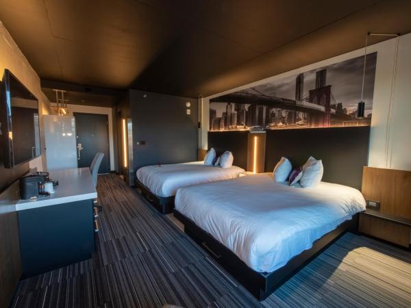 Grand Times Hotel - Aeroport de Quebec : photo 3 de la chambre chambre supérieure avec 2 lits queen-size