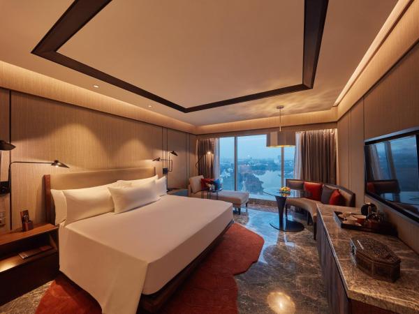 Conrad Bengaluru : photo 3 de la chambre chambre lit king-size deluxe - vue sur lac