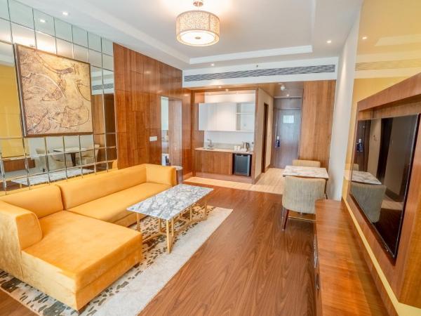 Radisson Blu Pune Hinjawadi : photo 8 de la chambre one-bedroom suite with complimentary 4 pcs for ironing per stay , 20% discount on food and soft beverage and access to business lounge