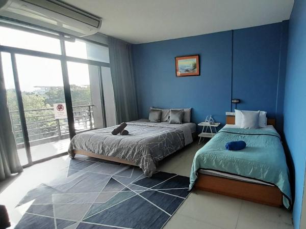 HOMEY-Don Mueang Airport Hostel : photo 2 de la chambre chambre triple avec balcon