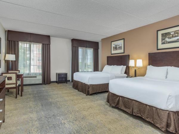 Holiday Inn Louisville Airport - Fair/Expo, an IHG Hotel : photo 4 de la chambre chambre queen avec 2 lits queen-size et baignoire - accessible aux personnes à mobilité réduite - non-fumeurs