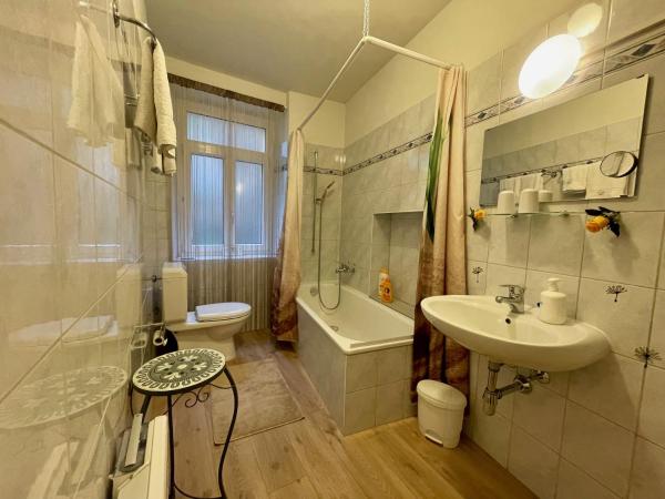 1912 - Wooden Room - old town : photo 7 de la chambre chambre double avec salle de bains privative