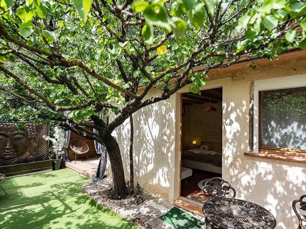 Studio romantique jacuzzi ou spa balneo privatif et jardin Au temps des cerises La Ciotat : photo 3 de la chambre suite avec jacuzzi