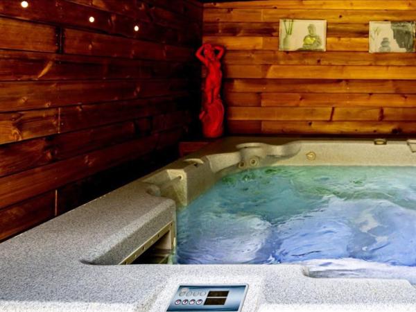 Studio romantique jacuzzi ou spa balneo privatif et jardin Au temps des cerises La Ciotat : photo 4 de la chambre suite avec jacuzzi