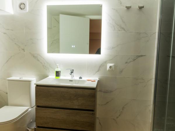 Rooms Luxury Madrid : photo 3 de la chambre chambre double avec salle de bains privative
