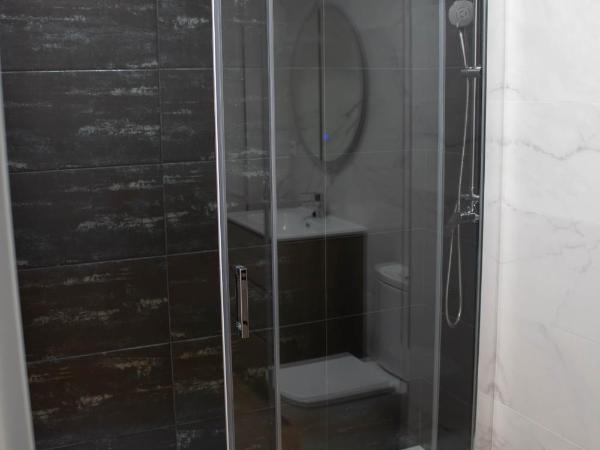 Rooms Luxury Madrid : photo 5 de la chambre chambre double avec salle de bains privative