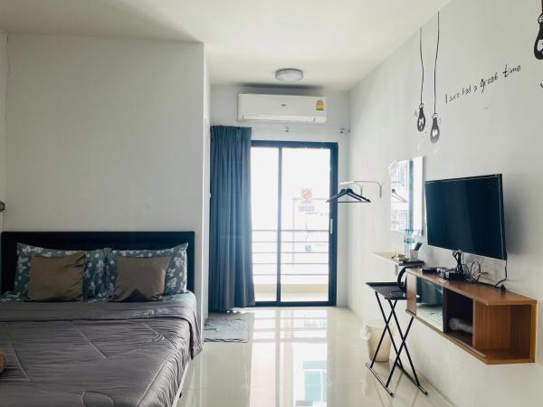 HOMEY-Don Mueang Airport Hostel : photo 1 de la chambre chambre lit queen-size avec salle de bains privative 