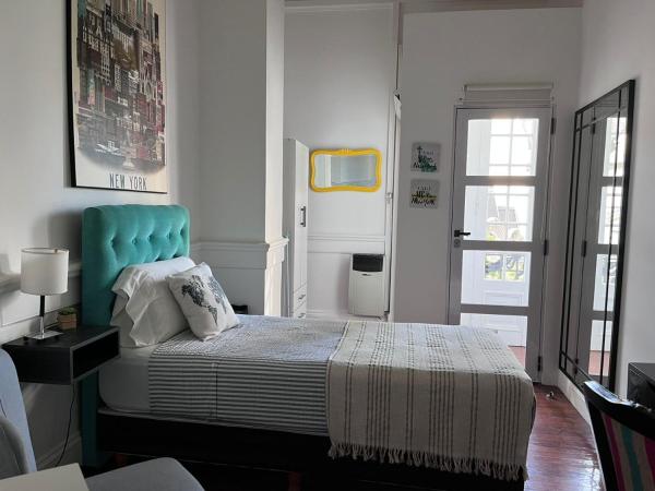 La Casa de Lola BA : photo 2 de la chambre chambre simple avec salle de bains commune